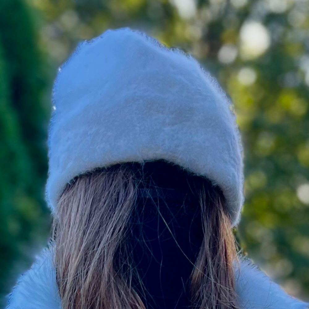 Angora soft furry 
White Bebe  Angora Fur Hat
Worn fold it over or single  layer